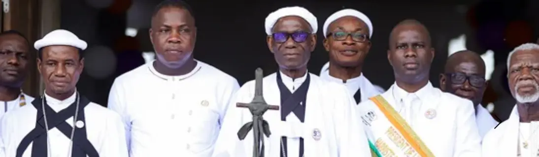Le Patriarche entouré de responsables lors du lancement des 50 ans de l’UJHACI