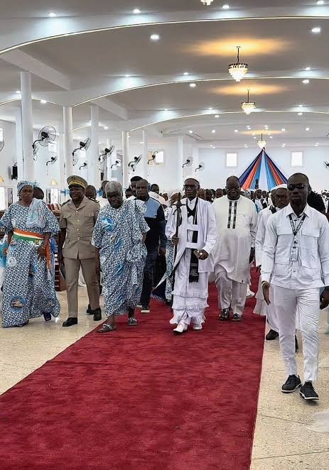 Procession du Patriarche sur le tapis rouge du temple Kotokro